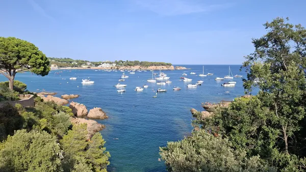 Barcos fondeados en la bahía de Sant Pol