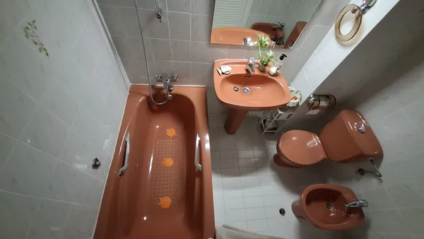Uno de los dos baños del apartamento