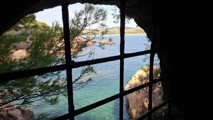 Cala Maset vista desde una cueva del Camí de Ronda