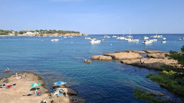 Rocas y aguas claras en una cala junto al apartamento