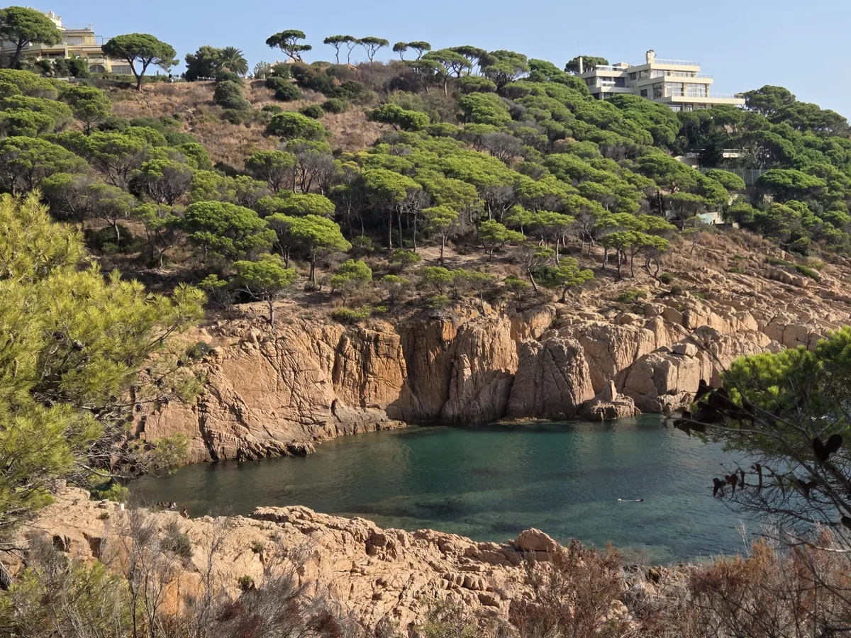 Pequeña cala entre acantilados en el Camí de Ronda