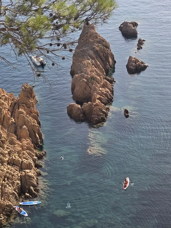 Farallones de roca vistos desde lo alto del Camí de Ronda