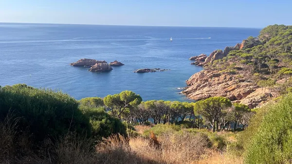 Mirador sobre la costa en el Camí de Ronda de Sant Pol a Sant Feliu