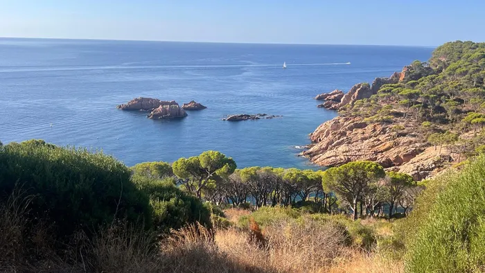 Mirador sobre la costa en el Camí de Ronda de Sant Pol a Sant Feliu