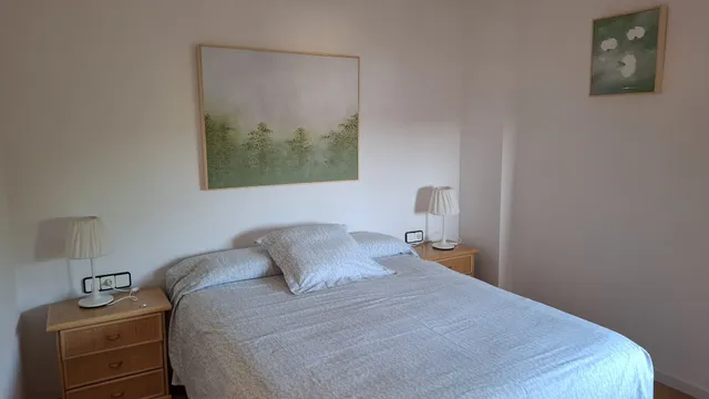 Dormitorio principal con cama de matrimonio de 150 cm