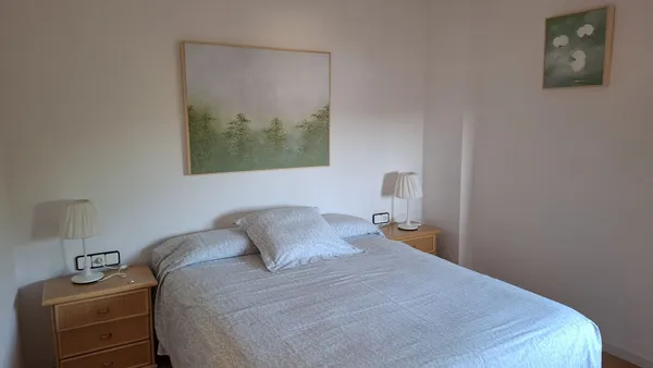 Dormitorio principal con cama de matrimonio de 150 cm