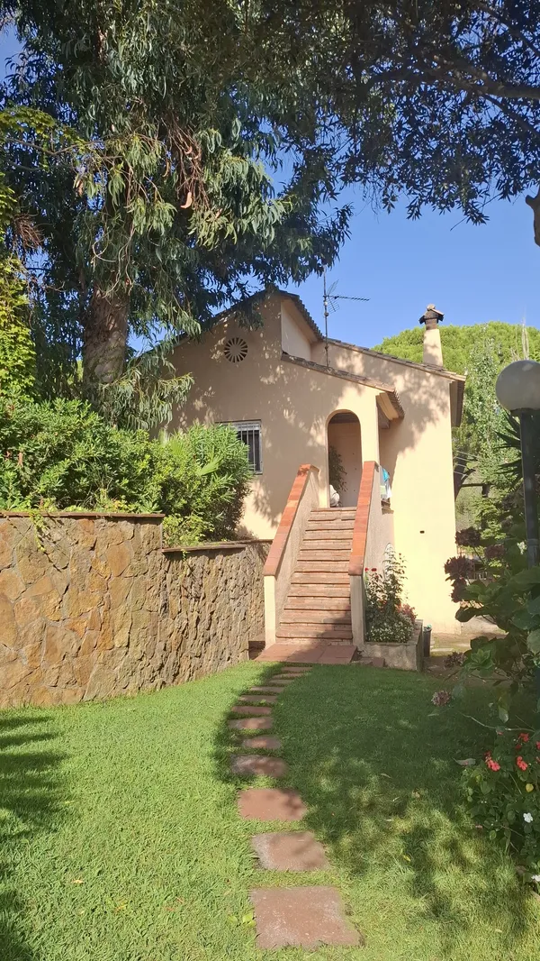 Jardín junto a la conserjería del complejo