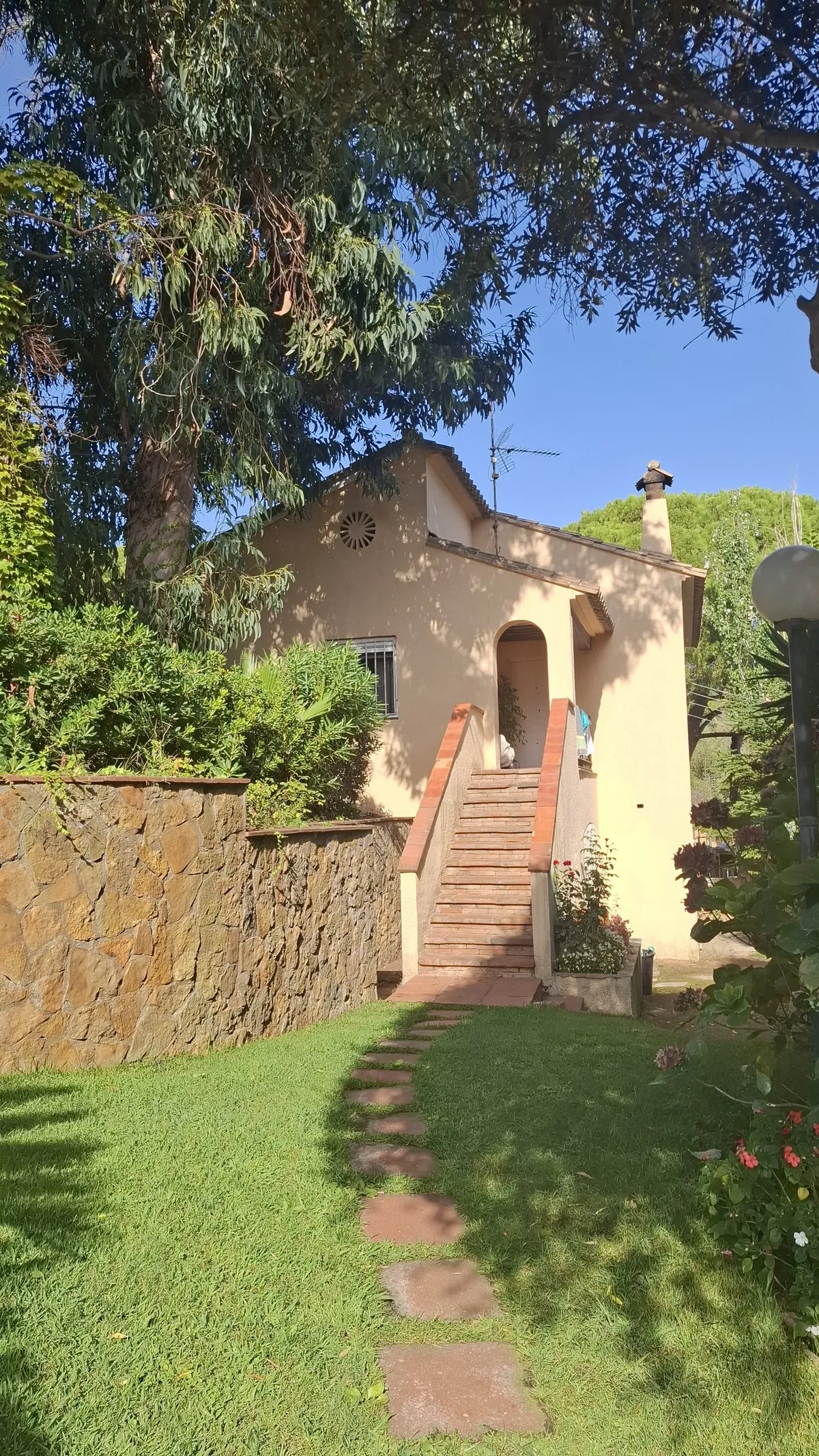 Jardín junto a la conserjería del complejo