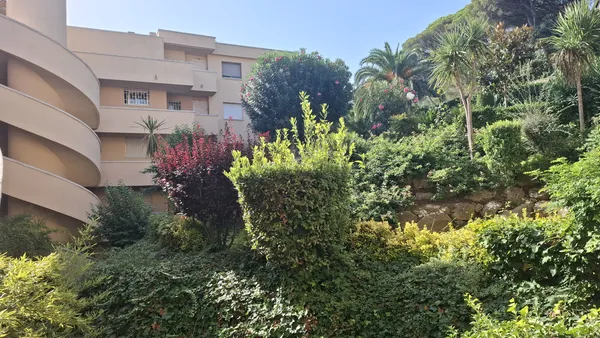 Jardín comunitario del complejo Les Brises II