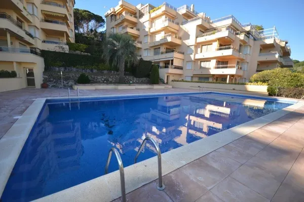 Piscina y edificios del complejo Les Brises II