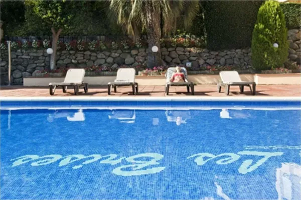 Tumbonas junto a la piscina comunitaria