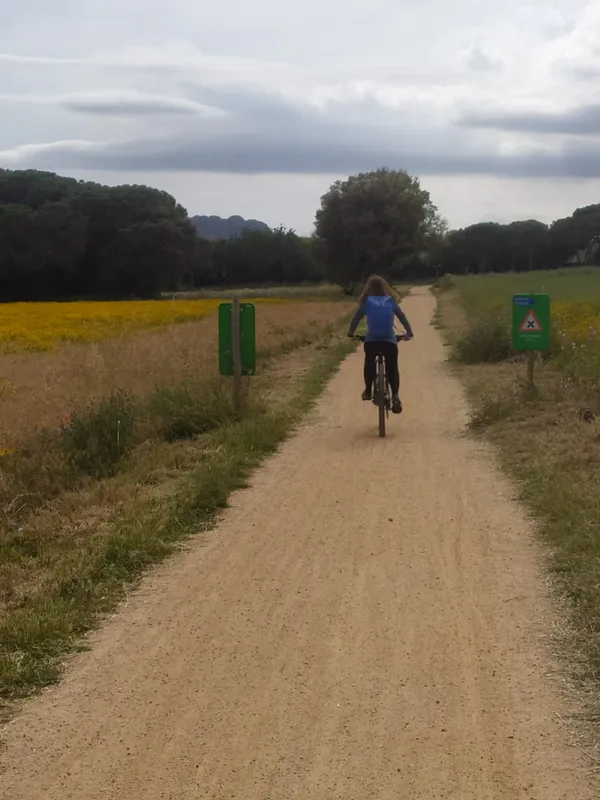 Camino rural para recorrer en bicicleta