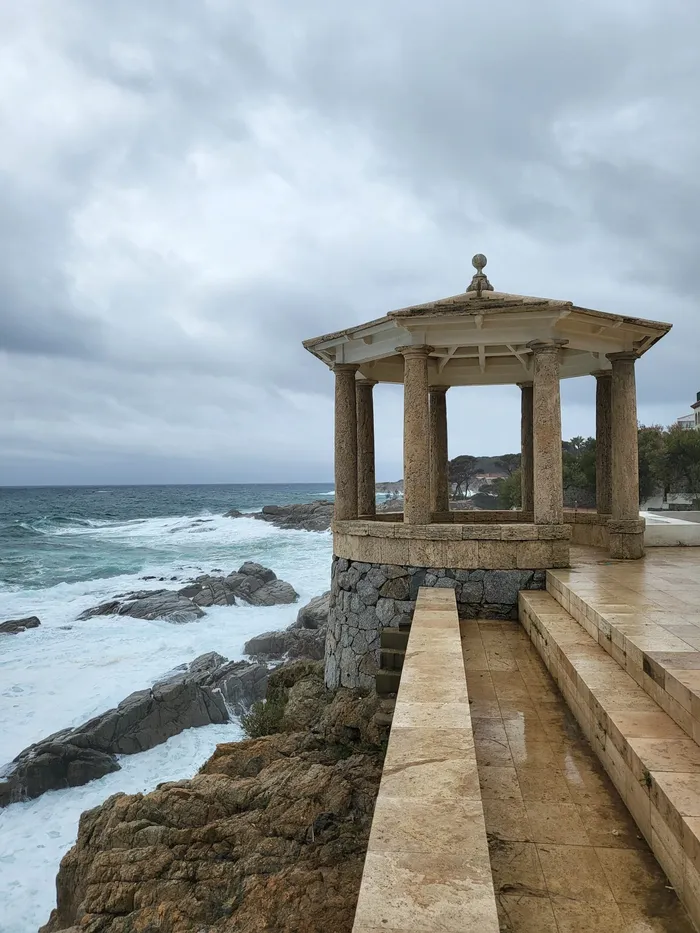 Templete sobre el mar en el Camí de Ronda de S'Agaró