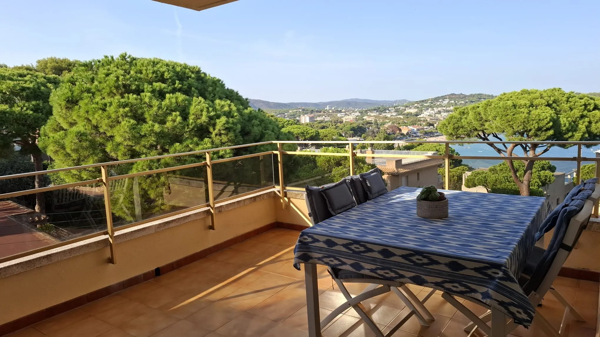 Terraza privada con mesa exterior y vistas a la bahía de Sant Pol