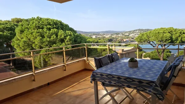 Terraza privada con mesa exterior y vistas a la bahía de Sant Pol