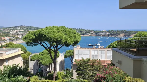 Vistas desde la terraza a la bahía de Sant Pol entre pinos