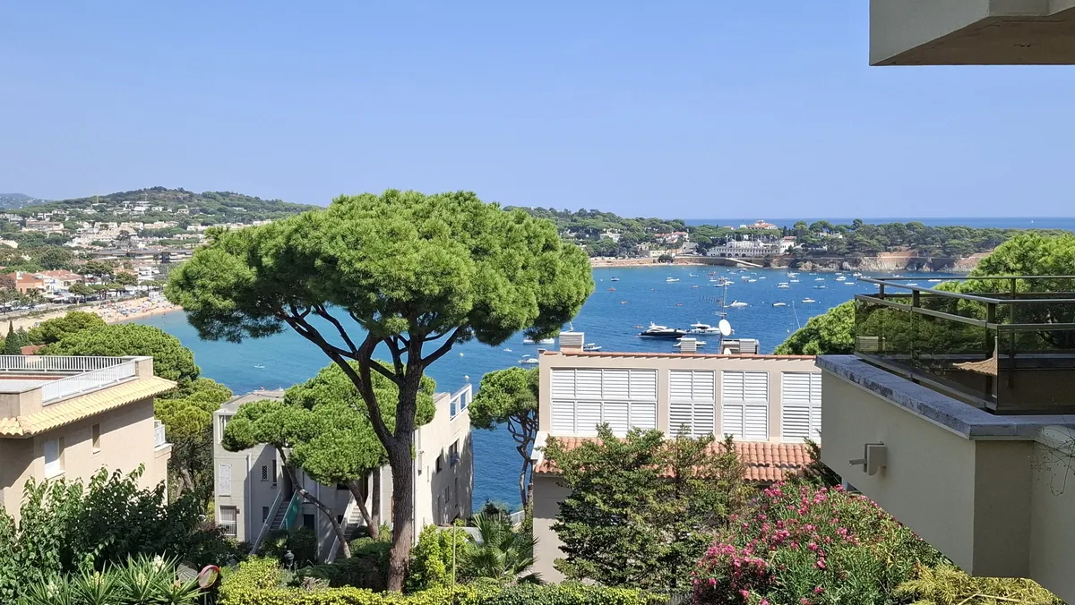 Vistas desde la terraza a la bahía de Sant Pol entre pinos